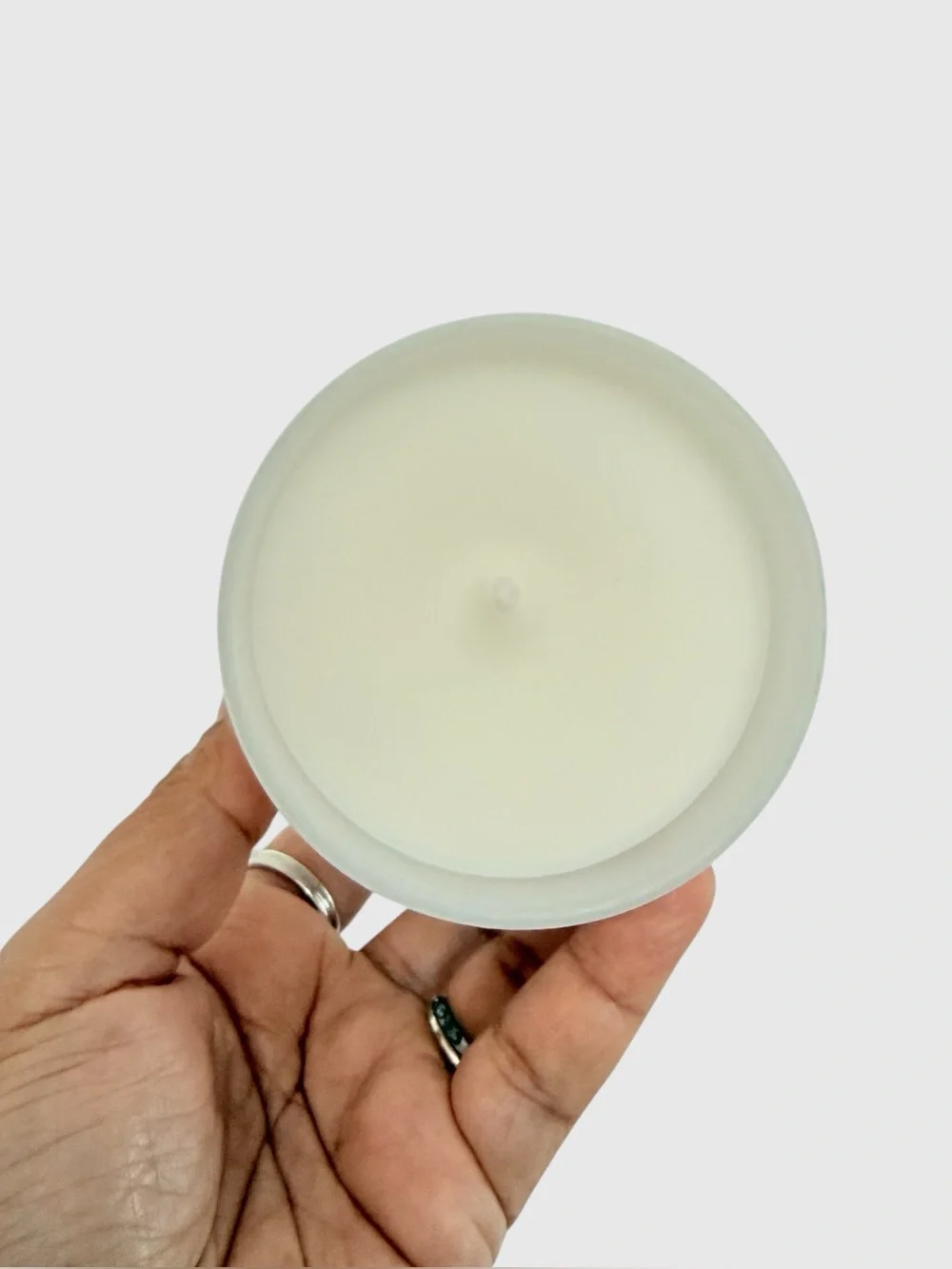 Leoben Company Delulu and Thriving Oakmoss Santal Candle - White